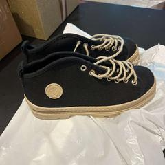 Zapato zwarte schoenen, segundo informou Van der Valk Hotel Amsterdam-Amstel usando iLost