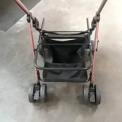 Carrello de cão, come riportato da IKEA Matosinhos utilizzando iLost