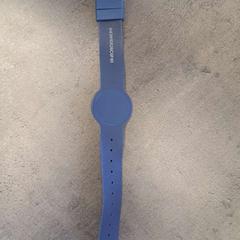 Karkötő blauw kunststof, amint azt Regio Limburg - Leuven az iLost segítségével jelentette.