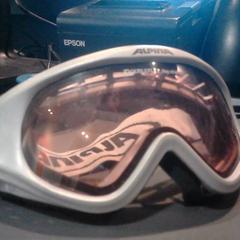 Skibril Alpina roze, jak nahlášeno SnowWorld Landgraaf pomocí iLost