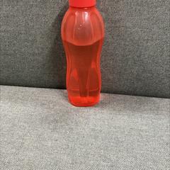 Vizesüveg red, tupperware, amint azt Vrije Universiteit Brussel (VUB) az iLost segítségével jelentette.