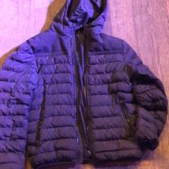 Dzseki Donker blauw, amint azt De Heeren van Aemstel az iLost segítségével jelentette.