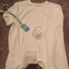 Cargador And tshirt C&A size XL, ha sido reportado por Van der Valk Hotel Haarlem con iLost