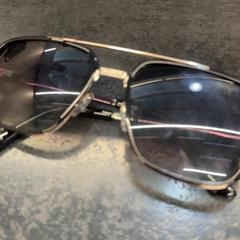 Gafas de sol en oordoppen case, ha sido reportado por Rotterdam The Hague Airport con iLost