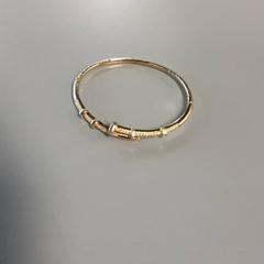 Pulsera Goud met steentjes, ha sido reportado por Vrije Universiteit Brussel (VUB) con iLost