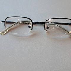 Lentes, segundo informou Madurodam usando iLost