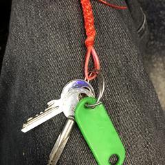 Setje sleutels met groen label, som rapporterats till iLost