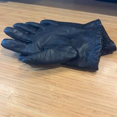 Handschuhe, gemeldet von Amsterdam ID Aparthotel über iLost