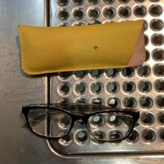 Szemüveg, amint azt MEININGER Hotel Berlin Alexanderplatz az iLost segítségével jelentette.