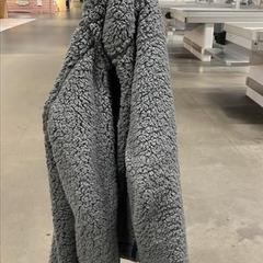 Pulóver, amint azt IKEA Slependen az iLost segítségével jelentette.