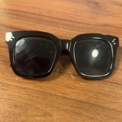 Slnečné okuliare, ako bolo nahlásené Pathé Zaandam pomocou iLost