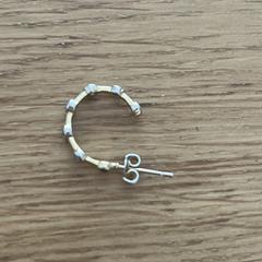 Goudkleurige oorbel met steentjes, som rapportert til iLost