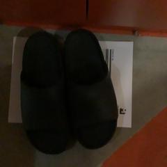 Pantofole da bagno Black, come riportato da MEININGER Hotel Bordeaux Gare Saint-Jean utilizzando iLost