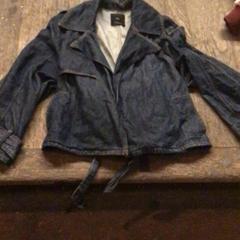 Chaqueta Spijker donker blauw, ha sido reportado por De Heeren van Aemstel con iLost