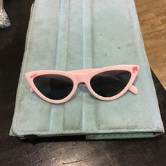 Sunglasses, as reported by Qbuzz U-OV using iLost