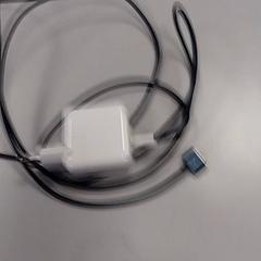 Caricabatterie per laptop Wit met zwarte draad, come riportato da Vrije Universiteit Amsterdam utilizzando iLost
