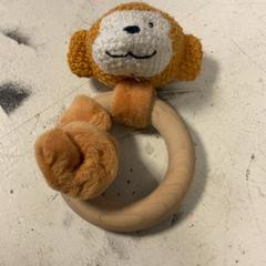 Kinderspeelgoed Hout, gebreid geel/oranje aapje, zoals gemeld door Artis met iLost