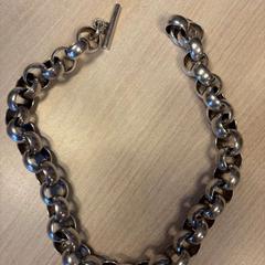 Karkötő, amint azt Hotel Apeldoorn az iLost segítségével jelentette.