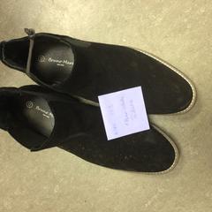 Schwarz Schuhe, som rapportert av MEININGER Hotel Berlin Airport ved bruk av iLost