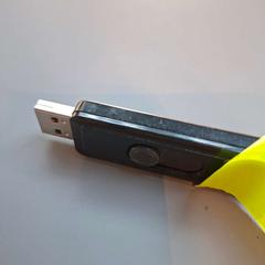 Chiavetta usb met schuifknop, come riportato da Universiteitsbibliotheek Universiteitskwartier utilizzando iLost