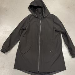 Dzseki Zwarte jas, amint azt IKEA Duiven az iLost segítségével jelentette.