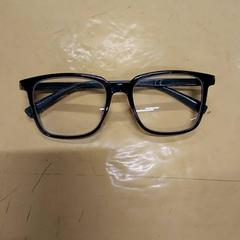 Lunettes Verte et noire, a été signalé par IKEA Lille utilisant iLost