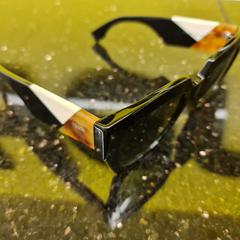 Sun glasses, as reported by Hertz using iLost