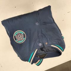 Jas blauw-witte kraag, zoals gemeld door Avonturenpark Hellendoorn met iLost
