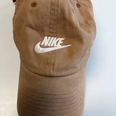 الملابس - Baseballpet bruin، كما تم الإبلاغ عنه بواسطة Regio Oost-Vlaanderen عبر iLost