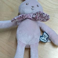 ぬいぐるみ Roze konijn がiLostで IKEA Hasselt によって報告されました