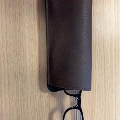 Brillenkoker met bril, como reportado por Pathé Buitenhof utilizando o iLost