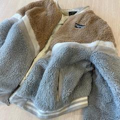 Jakke beige met grijs, som rapportert av Van Heugten Tours ved bruk av iLost