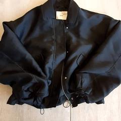 Chaqueta Zwart bomber jack, ha sido reportado por Zwarte Cross (Gemeentehuis) con iLost