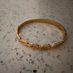 Goedkleurige armband, amint azt az iLostnak jelentették.