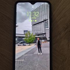 Telefoon met blauw hoesje, gerapporteerd met iLost