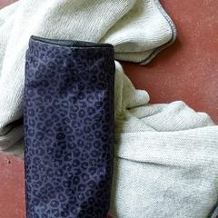 Schulmaterial - Pennenzak Paars/Zwart + Trui Beige, gemeldet von Centraal magazijn über iLost