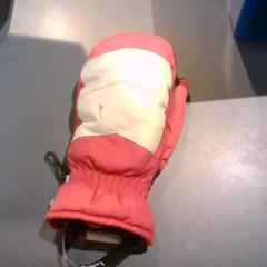 Luvas, como reportado por SnowWorld Landgraaf utilizando o iLost