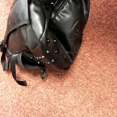 Rugtas Zwart leer, como reportado por Arriva West-Brabant utilizando o iLost