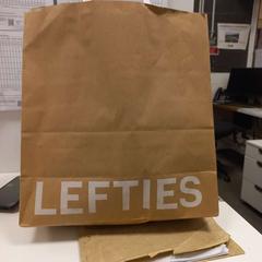 Saco com compras das lefties da Lef, as reported by IKEA Braga using iLost