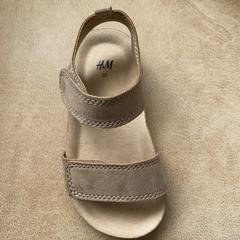 Beige kindersandaal, jak bylo nahlášeno na iLost