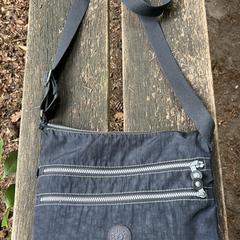 Donkerblauwe Kipling schoudertas, iLost에 보고됨
