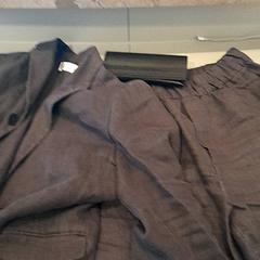 Jacka, Byxor & Glasögon Linen,, rapporterat av Van der Valk Hotel Schiphol med iLost