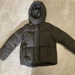 Kurtka Zwarte puffer jacket, zgłoszono przez Connexxion Noord Holland Noord Alkmaar przy użyciu iLost