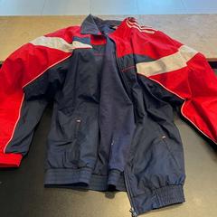 Chaqueta, ha sido reportado por Johan Cruijff ArenA con iLost