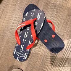 Sabatilles de bany blue and red, segons ha informat Amsterdam ID Aparthotel mitjançant iLost