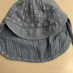 Beanie kind, blauw met ankers, amint azt Burgers' Zoo az iLost segítségével jelentette.