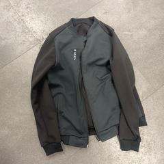 سترة Grijs Kipsta، كما تم الإبلاغ عنه بواسطة Avonturenpark Hellendoorn عبر iLost