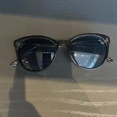 サングラス がiLostで Johan Cruijff ArenA によって報告されました