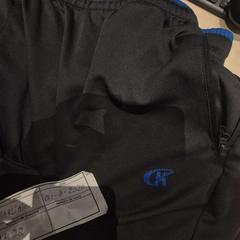 Pantalons black and blue, segons ha informat The Dominican mitjançant iLost