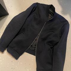 Blouson blue, a été signalé par Room Mate Bruno utilisant iLost